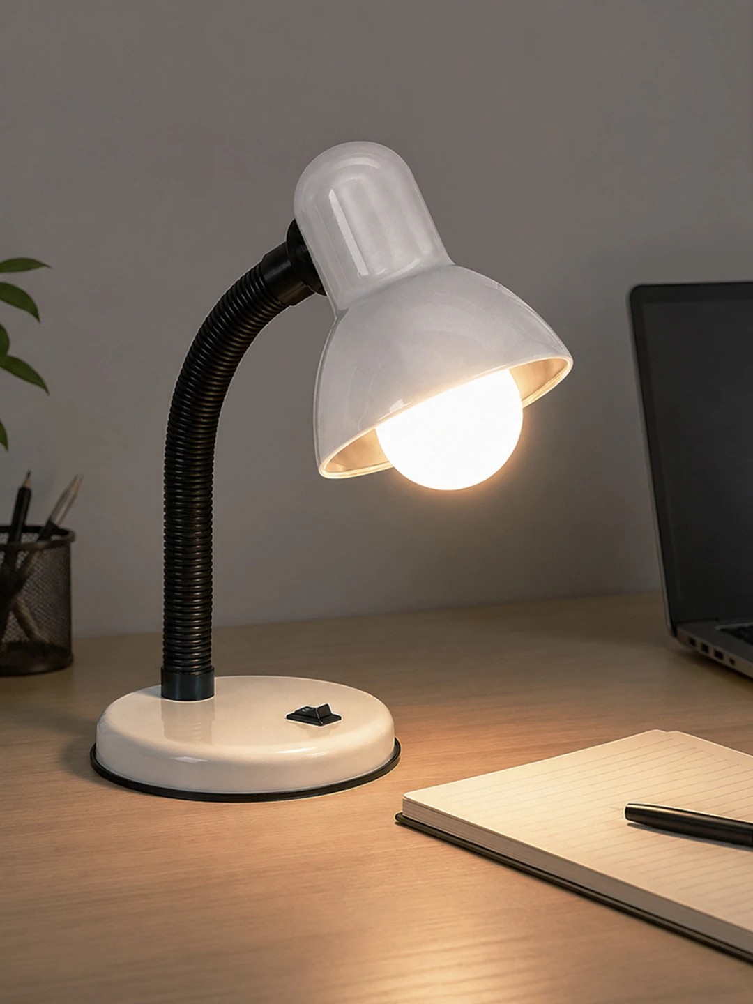 GLOBOSTAR® STUDENT GLB-102-0008 Μοντέρνο Επιτραπέζιο Φωτιστικό Πορτατίφ με Ντουί 1 x E27 AC 220-240V IP20 - Λευκό & Μαύρο - Μ14 x Π14 x Υ32cm GLOBOSTAR® STUDENT GLB-102-0008 Μοντέρνο Επιτραπέζιο Φωτιστικό Πορτατίφ με Ντουί 1 x E27 AC 220-240V IP20 - Λευκό & Μαύρο - Μ14 x Π14 x Υ32cm