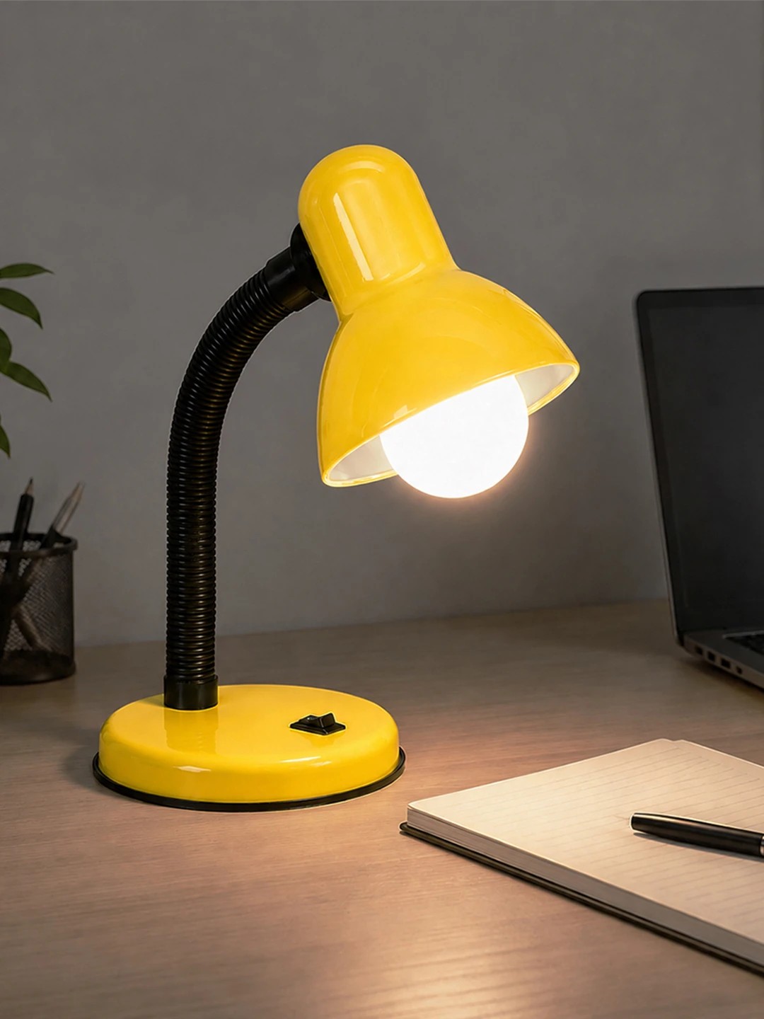 GLOBOSTAR® STUDENT GLB-102-0013 Μοντέρνο Επιτραπέζιο Φωτιστικό Πορτατίφ με Ντουί 1 x E27 AC 220-240V IP20 - Κίτρινο & Μαύρο - Μ14 x Π14 x Υ32cm